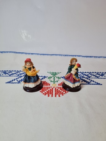 Винтажные статуэтки на подставке "Викторианская девушка с шалью" и "Викторианская девушка с букетом цветов", 2шт х 4см x 7см, Германия, 1960-70гг.