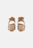 Tommy Hilfiger FEMININE LOW WEDGE Platform sandals summer cognac FEMININE LOW WEDGE Босоножки на платформе летний коньяк