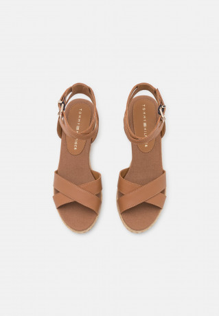 Tommy Hilfiger FEMININE LOW WEDGE Platform sandals summer cognac FEMININE LOW WEDGE Босоножки на платформе летний коньяк