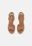 Tommy Hilfiger FEMININE LOW WEDGE Platform sandals summer cognac FEMININE LOW WEDGE Босоножки на платформе летний коньяк