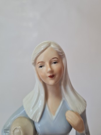 Miquel Requena Фарфоровая статуэтка "Девушка в бело-голубом платье", 20,5см x 9см, Германия, 1960-70гг.