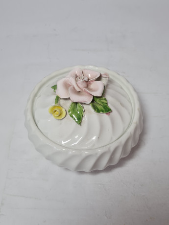 Шкатулка винтажная Bassano Italy, белый фарфор с декором  в виде розовых роз, 11 x 9 см, Италия, 1960-70гг.