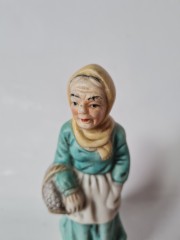 ARDCO Коллекционная керамическая фигурка &quot;Старушка с корзинкой&quot; 9смx6см, Германия, 1960-70гг.