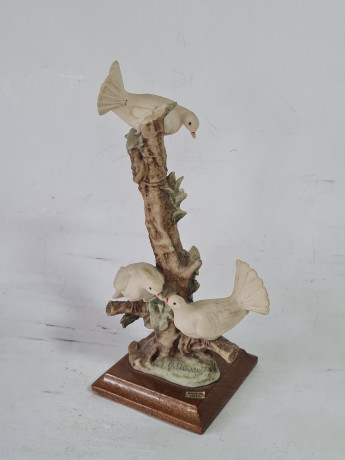 Композиция декоративная винтажная "3 белых голубя на дереве" Capodimonte, 19 x 9 см, Италия, 1950-60гг.