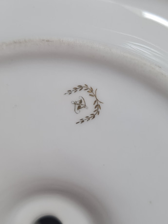 Подсвечник винтажный Bavaria c основанием в виде блюдца и ручкой, золотистый декор, фарфор, 13 см, Германия, 1960-70гг.