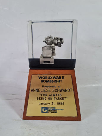 Композиция декоративная винтажная в стеклянном кубе "Вторая мировая война. Прицел", 8,5 x 8,5 x 14см, Германия, 1988г.