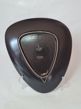 Тарелка декоративная винтажная Karlsruhe, черная керамика с ярким рисунком "Жирафы", ручная работа, 27,5 x 24 x 3 см, Германия, 1960-70гг.