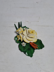 Композиция винтажная декоративная фарфоровая, бело-желтые цветы на зеленых листьях, Capodimonte, 11 x 6 x 3,5 см, Италия, 1960-70гг.