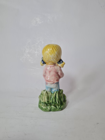 Статуэтка винтажная Im Still Goebel "Девочка с котятами в корзинке", фарфор, 11 см, Германия, 1960-70гг.