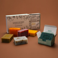 SAPONE DI UN TEMPO Geschenkpackung mit 4 sortierten 100 g Bio-Seifenlaugen Подарочная упаковка из 4 органических мыльных растворов по 100 г в ассортименте.
