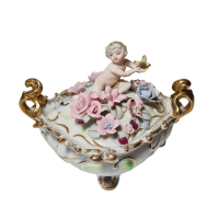 Шкатулка-бонбоньерка винтажная в стиле Sitzendorf "Мальчик с бабочкой", стиль рококо, позолоченные ручки, 12 x 19 х 16,5 см, Германия, 1900гг.