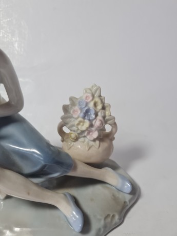 Lladro Статуэтка "Девушка с вазой с цветами и маленькой птичкой на руке", 15см х 16см, Испания, 1960-70гг.