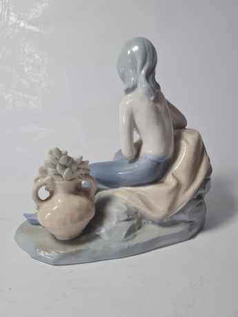 Lladro Статуэтка "Девушка с вазой с цветами и маленькой птичкой на руке", 15см х 16см, Испания, 1960-70гг.