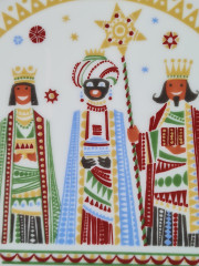 Тарелка декоративная винтажная H&C Selb Heinrich Bavaria, белый фарфор с разноцветным изображением трех королей, 24,5 x 2,5 см, Германия, 1960-70гг.