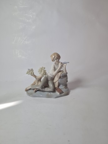 Статуэтка винтажная среднего размера Lladro "Мальчик с трубочкой", фарфор, 15 х 16 см, Испания, 1960-70гг.