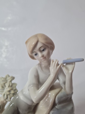 Статуэтка винтажная среднего размера Lladro "Мальчик с трубочкой", фарфор, 15 х 16 см, Испания, 1960-70гг.