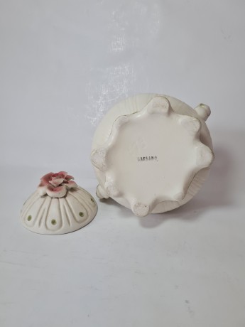 BASSANO Керамическая ваза для сладостей на ножках с рельефным рисунком и с крышкой "Роза", 16см х 22см, Италия, 1960-70гг.