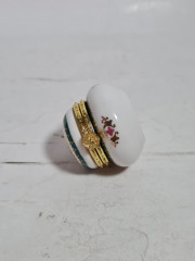 Шкатулка винтажная Les Porcelaines de Beaugancy с золотистой застежкой, фарфор, 4 х 3 см, Франция, 1960-70гг.