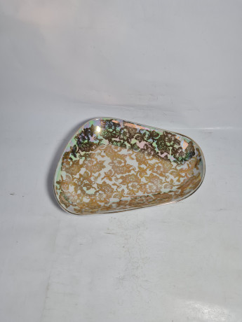 Тарелка декоративная винтажная Oscar Schlegelmilch, треугольная форма, золотистый декор, фарфор, 22,5 см, Германия, 1960-70гг.