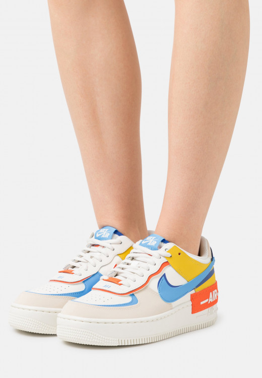 Nike Sportswear W AF1 SHADOW Sneaker low sail/university blue/game royal/rush orange/vivid sulfur/pearl white W AF1 SHADOW Низкие кроссовки женские парус/университетский синий/игровой королевский/яркий оранжевый/ярко-серный/жемчужно-белый