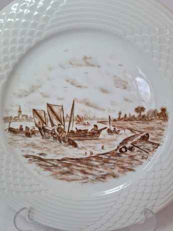 Hutschenreuther Белая фарфоровая тарелка с рисунком в коричневых тонах "На реке", 29 x 2,5 см, Германия, 1960-70гг.