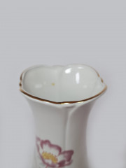 Regent Crown Romania Белая фарфоровая ваза с цветочным рисунком и позолоченным ободком, 16,5 x 8 см, Румыния, 1960-70гг.