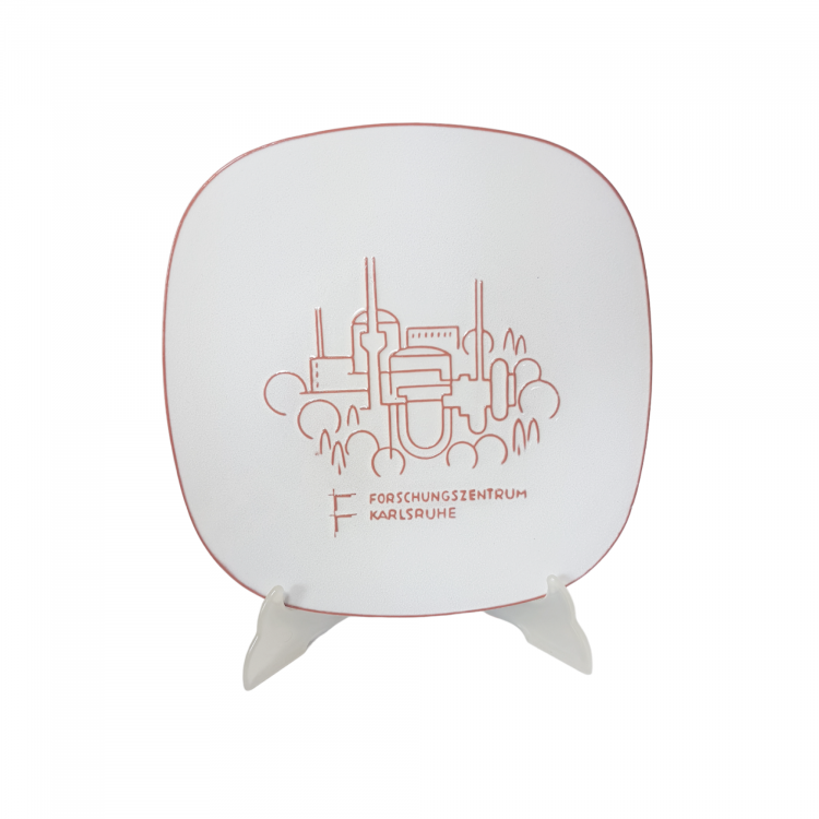 Тарелка декоративная винтажная Majolika Karlsruhe, белая керамика с коричневым фактурным рисунком, 25,5 x 3 см, Германия, 1960-70гг.