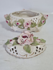 Конфетница винтажная Poland Brody Parc с объемными цветами и крышкой, керамика, 16 см, Польша, 1960-70гг.