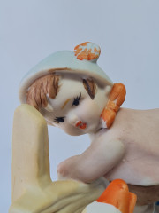 Фигурка Hummelfigur &quot;Мальчик на заборе и гусь&quot; в нежных тонах, фарфор, 12 x 13 см, Германия, 1960-70гг.