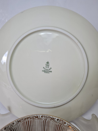 Winterling Marktleuthen Bavaria Чайное трио с позолоченным узором и разноцветными цветами на белом фарфоре, Германия, 1960-70гг.