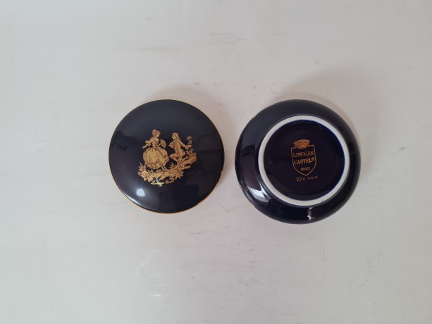 LIMOGES CASTEL Шкатулка темно-синяя с позолотой 22K "Признание в любви", 4см х 8 см, Франция, 1950-60гг.