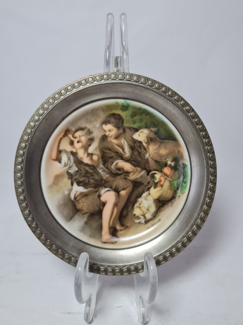 Декоративная тарелка в железной оправе винтажная Neuerer Qualitätsporzellan Bavaria, 12,5 x 2 см, Германия, 1960-70гг.