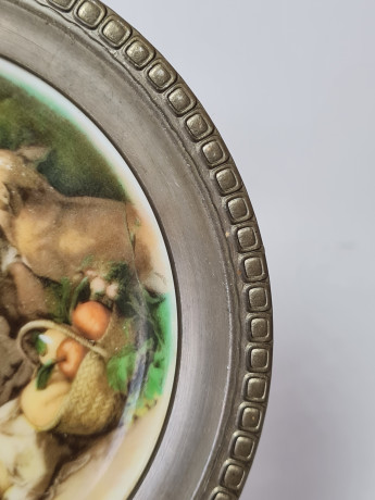 Декоративная тарелка в железной оправе винтажная Neuerer Qualitätsporzellan Bavaria, 12,5 x 2 см, Германия, 1960-70гг.