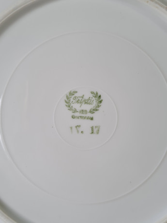 Набор тарелок винтажных Triptis-VEB, белый фарфор с разноцветным цветочным декором и позолоченным краем, 5 шт х 19 x 2 см, Германия, 1960-70гг.