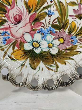 Тарелка декоративная винтажная Bassano с ярким цветочным декором, вырубная керамика, 25 см, Италия, 1960-70гг.