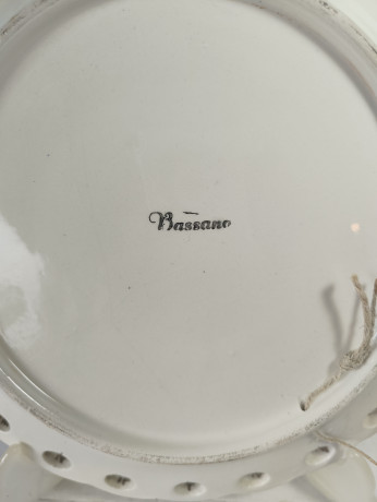 Тарелка декоративная винтажная Bassano с ярким цветочным декором, вырубная керамика, 25 см, Италия, 1960-70гг.