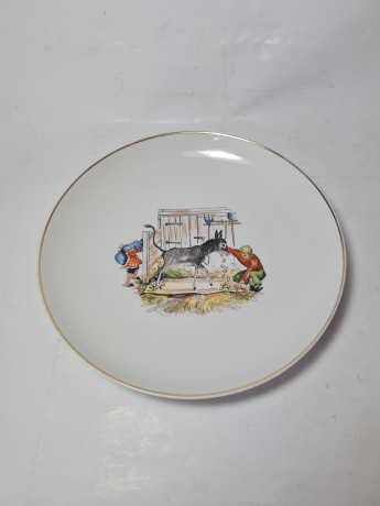 Hollohaza Hungary Детская фарфоровая тарелка "Кормление ослика", 19 x 2,5 см, Венгрия, 1960-70гг.