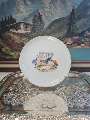 Hollohaza Hungary Детская фарфоровая тарелка "Кормление ослика", 19 x 2,5 см, Венгрия, 1960-70гг.