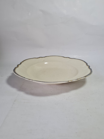 Тарелка винтажная Rosenthal с фигурным краем и золотисто-серебристой окантовкой, слоновая кость, фарфор, 25,5 x 4 см, Германия, 1960-1970гг.