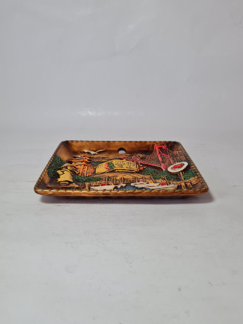 Резная разноцветная картина из дерева винтажная "Сан-Франциско" SNCO, 15,5 x 15,5 x 1,5 см, США, 1960-70гг.