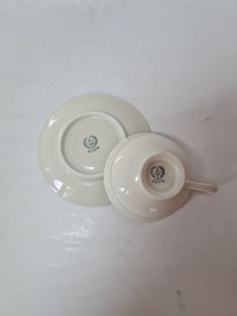 Bavaria Винтажная чайная пара с обильным позолоченным узором по краю и рисунком букета цветов, Германия, 1960-70гг.