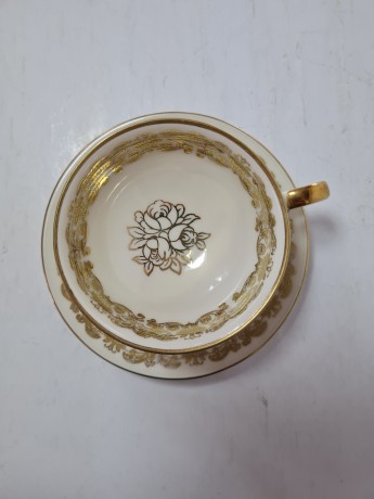 Bavaria Винтажная чайная пара с обильным позолоченным узором по краю и рисунком букета цветов, Германия, 1960-70гг.
