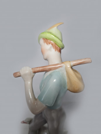 Hollohaza Porcelain Manufactory Бело-голубая фарфоровая статуэтка "Молодой человек с гусем", 22 x 10см, Венгрия, 1949г.