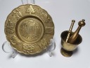 Lebanon Set, Антикварный Ливанский набор из латуни: ступка 6см с двумя пестиками 8см и 7см и тарелка 12см с объемным тиснением, Ливан 1920г.