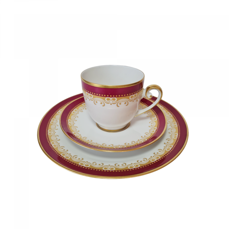 Hutschenreuther Arzberg Bavaria Фарфоровое чайное трио в красных тонах с золотым узором, Германия, 1960-70гг. Hutschenreuther Arzberg Bavaria Фарфоровое чайное трио в красных тонах с золотым узором, Германия, 1960-70гг.