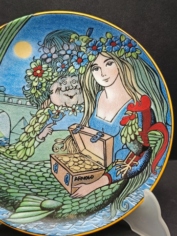 Тарелка декоративная винтажная ELG "Русалка с сокровищами и петух" (илл. Ганс Арнольд), к 550 юбилею Фалькенбергшуса, в ярких оттенках, фарфор, 19.5 см, Швеция, 1984 год.
