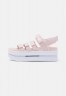 Nike Sportswear ICON CLASSIC Plateausandalette barely rose/white/pink oxford ICON CLASSIC сандалии на платформе едва розовый/белый/розовый оксфорд