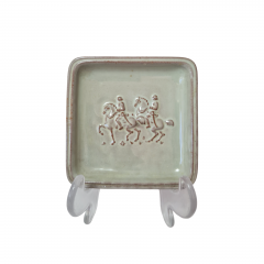 Тарелка винтажная квадратная Majolika Karlsruhe, светло-зеленая керамика &quot;Наездники&quot;, 8,5 x 8,5 x 1,5 см, Германия, 1960-70гг.