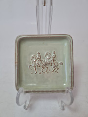 Тарелка винтажная квадратная Majolika Karlsruhe, светло-зеленая керамика &quot;Наездники&quot;, 8,5 x 8,5 x 1,5 см, Германия, 1960-70гг.