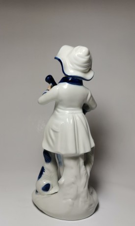 German Porcelain, Коллекционная фарфоровая статуэтка рококо с позолотой "Музыкант с собакой" 20см, 1960-1970гг.